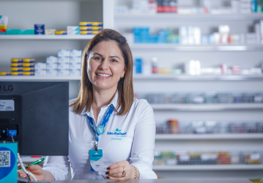 Pessoas no balção atendendo clientes