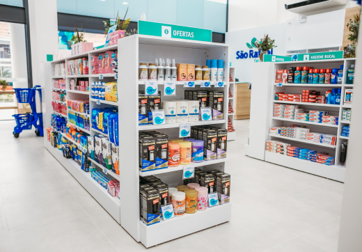 Corredor de uma farmacia São Rafael